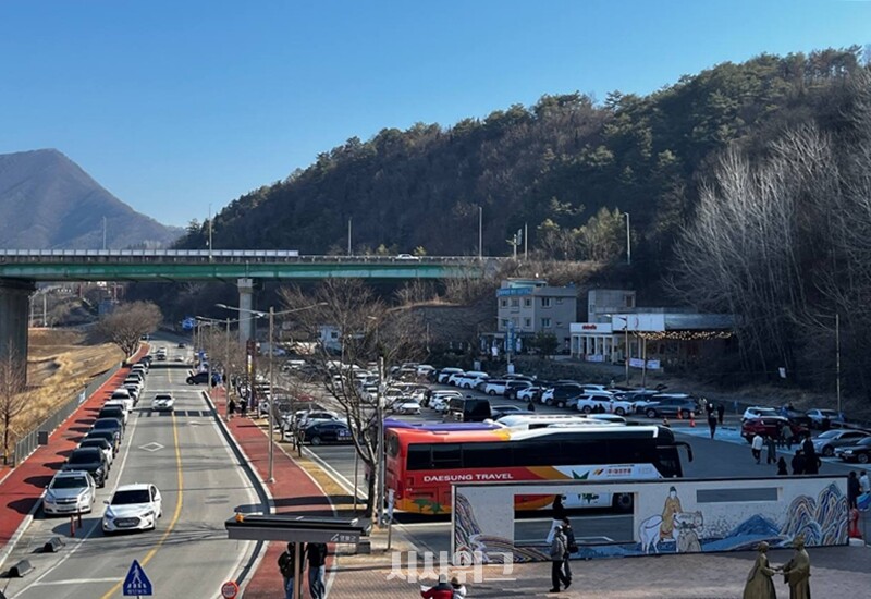 꽃샘추위가 기승을 부리고 이른 오전임에도 많은 관광객들이 찾은 청령포 주차장의 모습.  / 권정두 기자