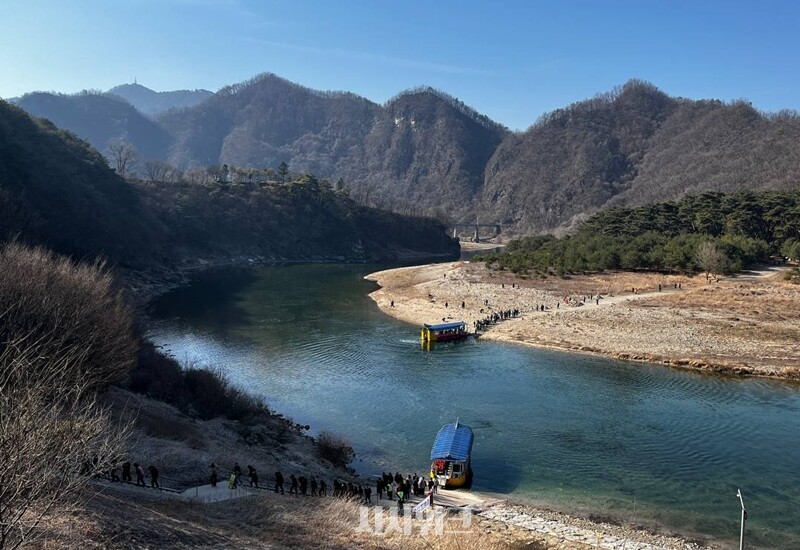 청령포는 배 2척이 오가며 방문객을 실어나르고 있다. / 권정두 기자