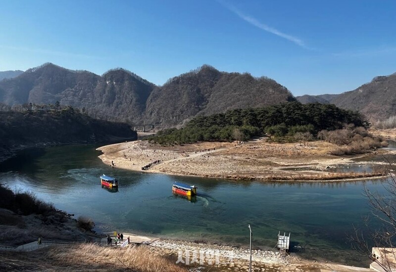 관광객들이 많이 몰리는 날이면 주차와 매표를 하고 배를 타서 청령포에 들어가기까지 상당한 시간이 소요된다고 한다. / 권정두 기자