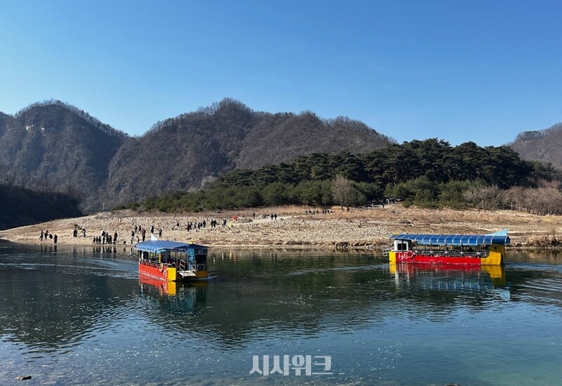 청령포를 찾는 관광객들이 늘면서, 이들을 실어나르는 배도 분주한 날을 보내고 있다. / 권정두 기자