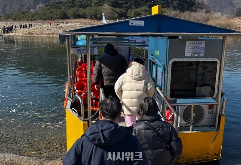 청령포를 찾은 관광객들이 배에 탑승하고 있다. / 권정두 기자