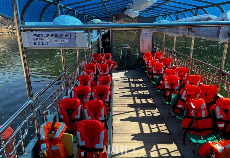 청령포를 오가는 배는 40여명이 탑승할 수 있으며, 소요시간은 1~2분 가량이다. / 권정두 기자 