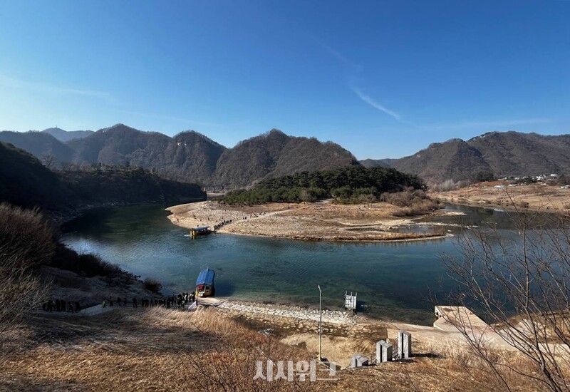영화 ‘왕과 사는 남자’가 ‘천만관객’을 돌파하는 등 흥행가도를 달리면서 ‘단종 유배지’ 영월 청령포(사진)를 찾는 관광객들이 크게 늘고 있다. / 권정두 기자