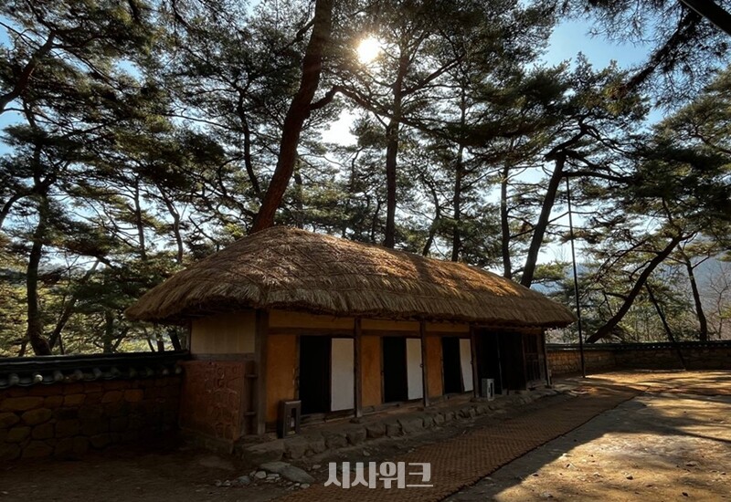 단종어소 건물 중 초가집. / 권정두 기자