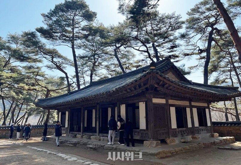 단종이 유배 당시 머물렀던 거처를 복원한 곳으로, 궁궐의 화려함이나 웅장함과는 거리가 먼 모습이다. / 권정두 기자