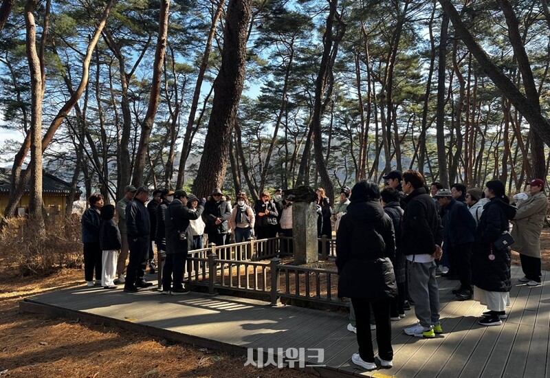 청령포 문화해설사가 많은 관광객들에게 금표비에 대해 설명하고 있는 모습. / 권정두 기자