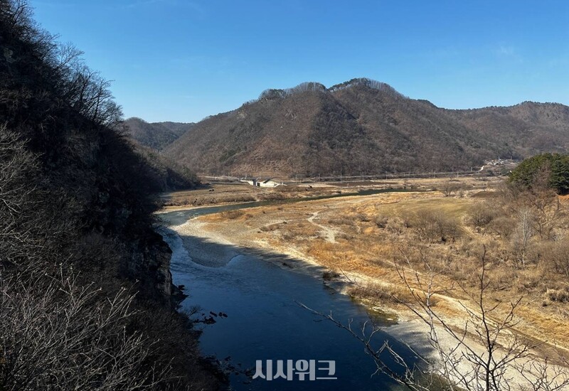 단종이 해질 무렵 올라 한양 쪽을 바라보며 시름에 잠겼다는 노산대에서 바라본 풍경. / 권정두 기자