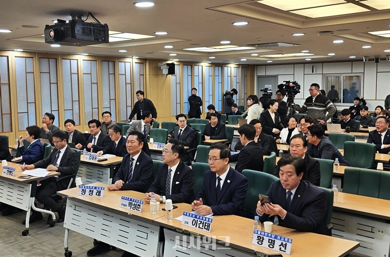 더불어민주당 의원들이 윤석열 정부 시기 검찰 수사 과정에서 공소권 남용 의혹이 있었다며 국정조사를 통해 사실관계를 규명하고 부당한 기소는 공소취소로 바로잡아야 한다는 입장을 밝혔다. / 사진=김두완 기자