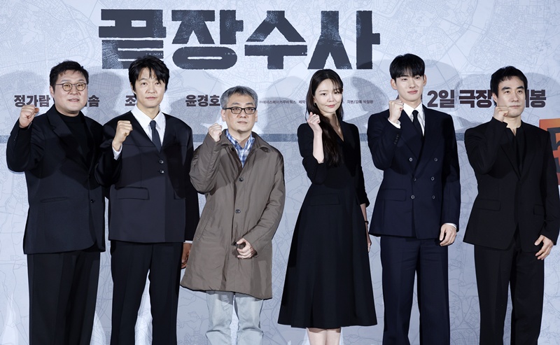 영화 ‘끝장수사’가 7년 만에 베일을 벗는다. (왼쪽부터) 윤경호·조한철·박철환 감독·이솜·정가람·배성우. / 뉴시스
