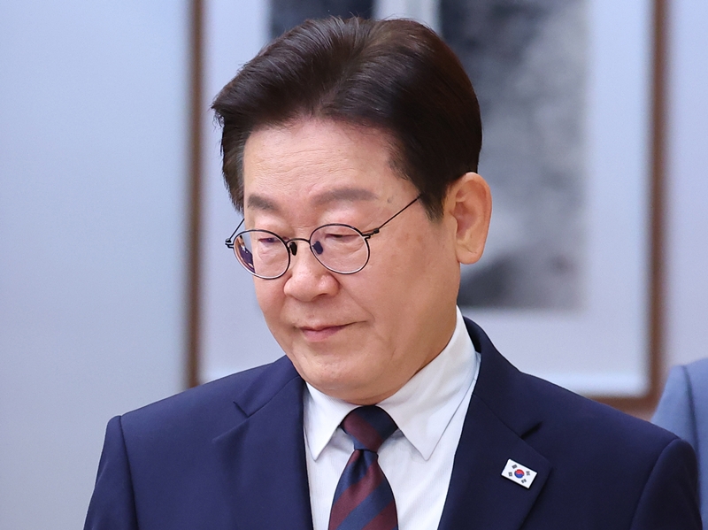 이재명 대통령이 9일 청와대에서 열린 중동 상황 관련 비상경제점검회의에 입장하고 있다. / 뉴시스