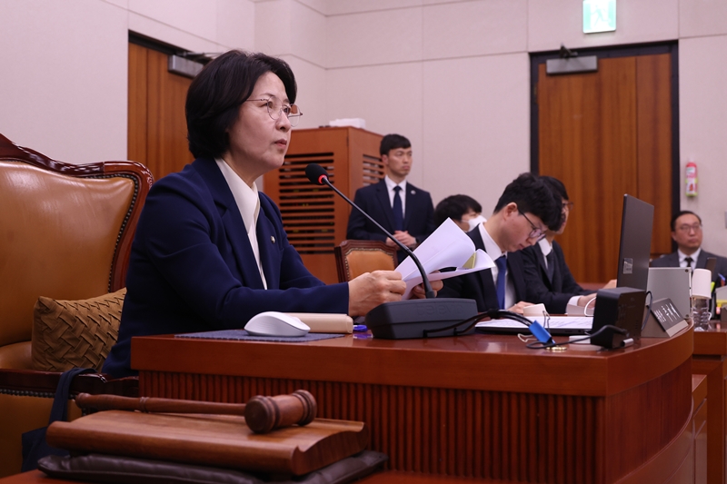 추미애 국회 법사위원장이 지난달 24일 오전 서울 여의도 국회에서 열린 법제사법위원회 전체회의에서 발언을 하고 있다. / 뉴시스