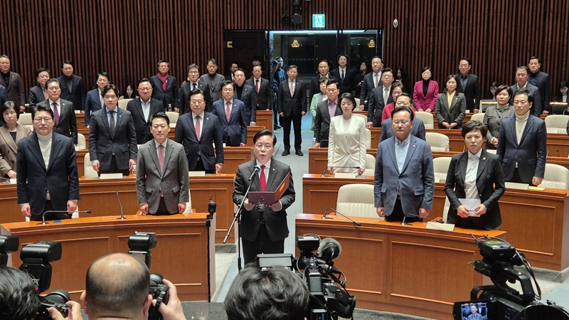 송언석 국민의힘 원내대표가 9일 오후 서울 여의도 국회에서 의원총회를 마치고 '윤석열 전 대통령의 정치적 복귀를 요구하는 일체의 주장에 명백히 반대한다'는 내용의 결의문 낭독을 하고 있다. / 뉴시스