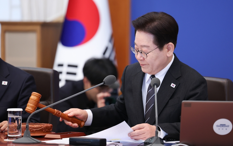 이재명 대통령이 10일 청와대에서 열린 국무회의에서 의사봉을 두드리고 있다. (청와대통신사진기자단) / 뉴시스