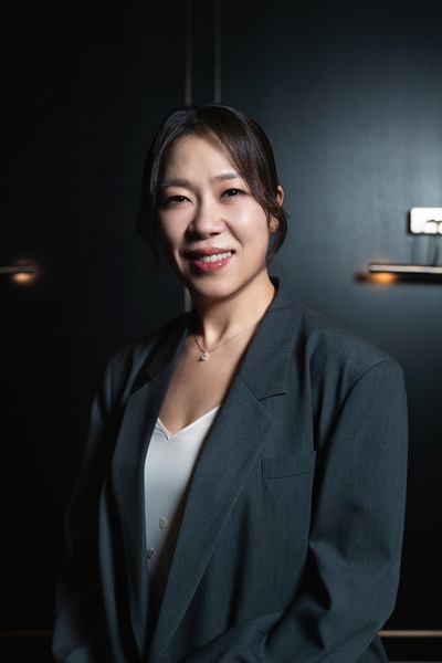 배우 염혜란이 영화 ‘매드 댄스 오피스’로 관객 앞에 섰다. / 엔케이켄텐츠