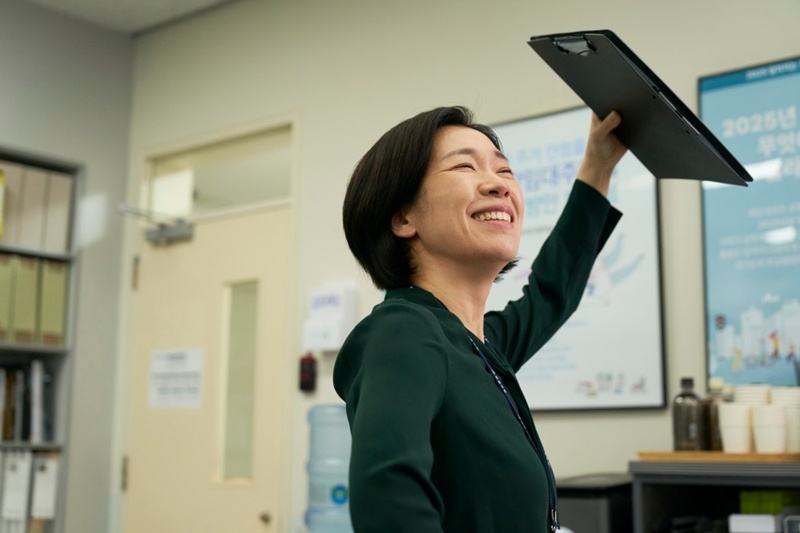 국희를 현실적이고 설득력 있게 완성한 염혜란. / 엔케이콘텐츠