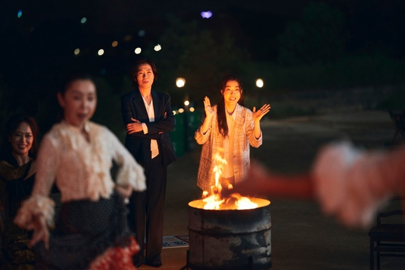 흠잡을 데 없는 호흡을 보여준 염혜란(왼쪽)과 최성은. / 엔케이콘텐츠