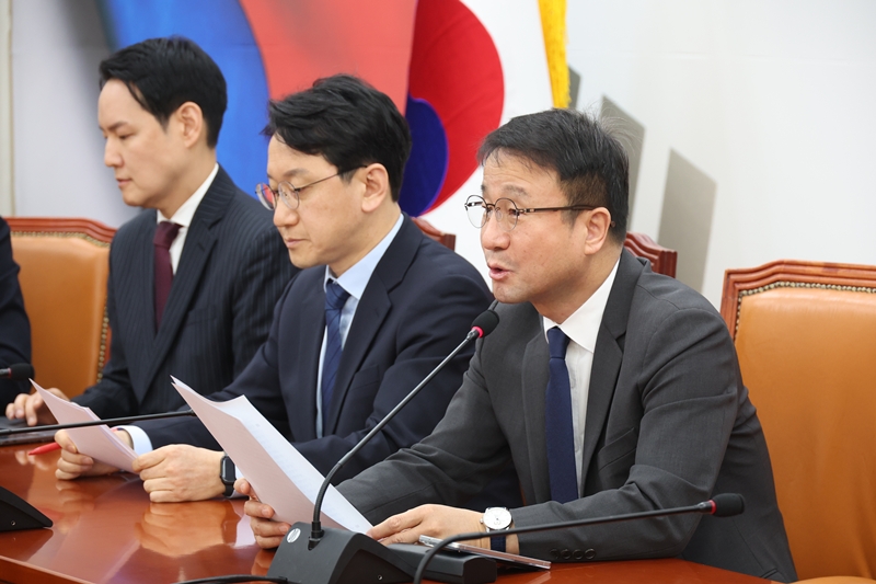 한병도 더불어민주당 원내대표가 10일 오전 서울 여의도 국회에서 열린 원내대책회의에서 발언을 하고 있다. / 뉴시스