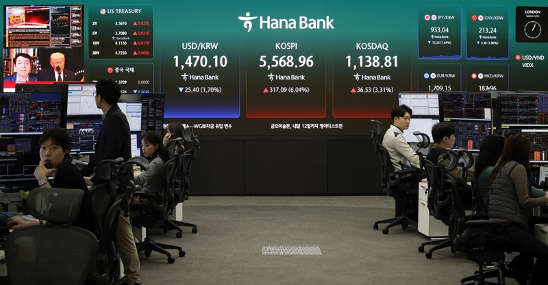 국내 증시가 중동 정세에 따라 널뛰기 장세를 이어가고 있다. 사진은 10일 하나은행 딜링룸. / 뉴시스
