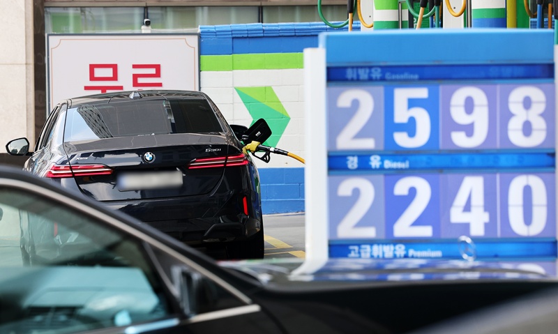 청와대는 9일 중동 정세 불안에 따른 유가 급등과 관련해 "석유사업법에 근거해 이번 주 내에 최고가격제가 시행될 수 있도록 고시 제정 등 관련 절차를 신속히 진행할 예정"이라고 한 가운데, 국민의힘 안철수 의원은 왜 / 뉴시스