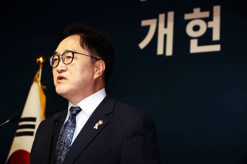 우원식 국회의장은 10일 오전 서울 여의도 국회의장 접견실에서 개헌 관련 긴급 기자회견을 열고 "계엄 국회통제 강화, 5·18정신 전문수록, 지방균형발전 등을 개헌에 담아야 한다"고 밝혔다. / 뉴시스