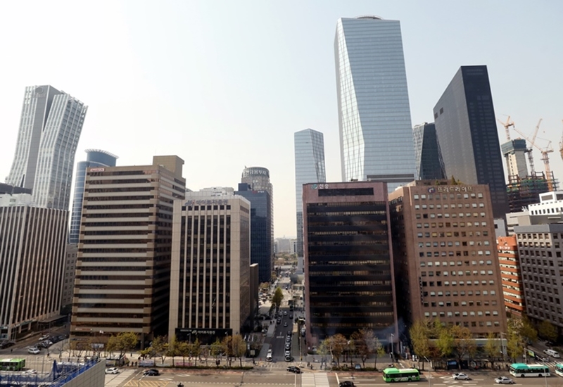증권업계는 올해 증시 활황과 기업금융(IB) 확대에 힘입어 실적 개선 기조가 이어질 것으로 예상한다. 사진은 여의도 일대. / 뉴시스