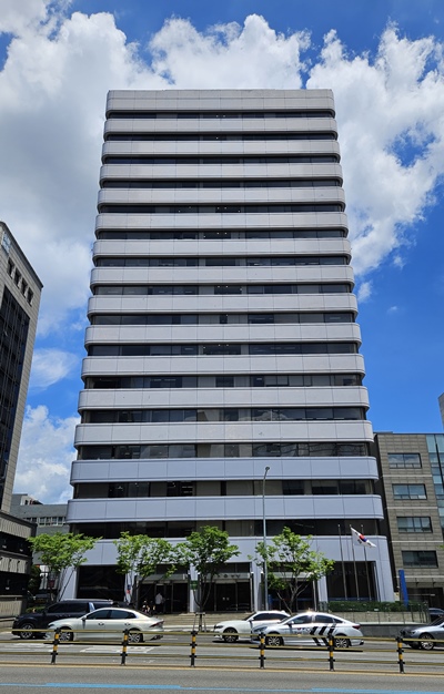 ISS(Institutional Shareholder Services)가 고려아연 최윤범 회장의 사내이사 재선임 안건에 대해 ‘반대’를 권고했다. 사진은 영풍 본사 전경. / 영풍 