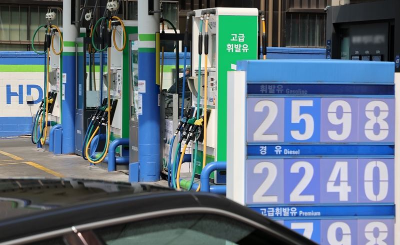 미국과 이스라엘의 이란 공습에 따른 중동 정세 불안 여파로 국내 주유소 기름값 상승세가 이어지고 있는 9일 서울 시내 한 주유소에 유가 정보가 표시되어 있다. / 뉴시스 