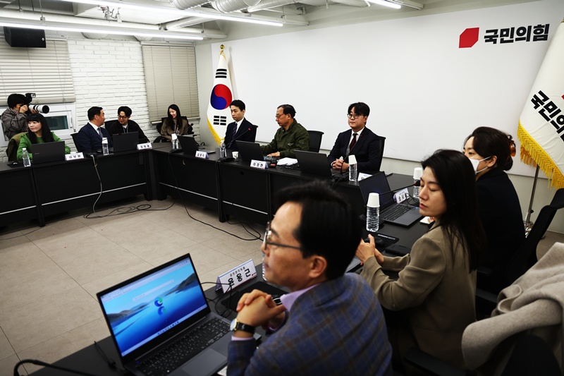 국민의힘 중앙당 공천관리위원회가 제9회 전국동시지방선거 세종특별자치시장 후보로 최민호 현 시장(오른쪽)을 만장일치로 공천하며 지방선거 공천 발표를 세종에서 시작했다고 밝혔다. 사진은 서울 여의도 국민의힘 중앙당사에서 제9회 전국동시지방선거 중앙당 공천관리위원회가 회의가 열리고 있는 모습이다. / 뉴시스