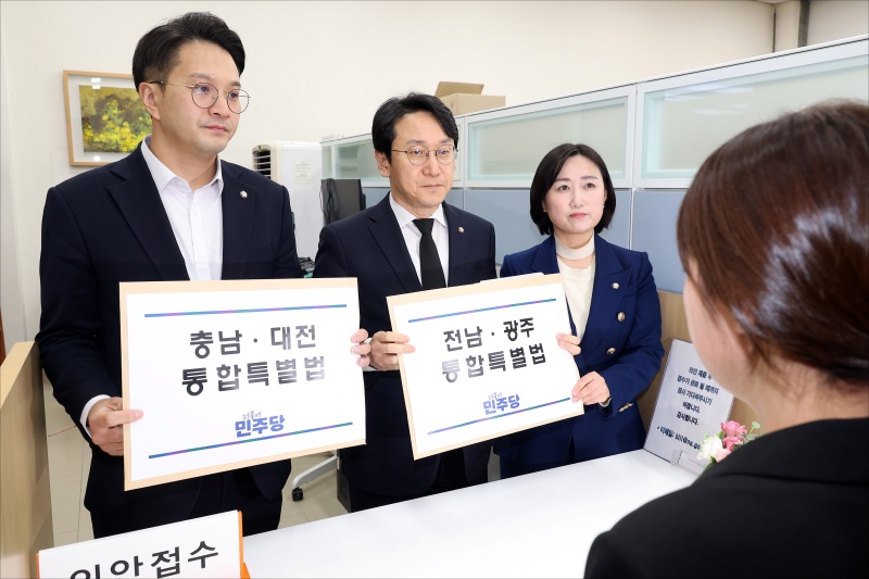 전용기(왼쪽부터) 원내소통수석부대표, 천준호 원내운영수석부대표, 백승아 원내대변인이 1월 30일 서울 여의도 국회 의안과에서 '충남대전통합특별법안 · 전남광주통합특별법안'을 제출하고 있다. 하지만 현재 충남·대전통합법은 국회 법사위에 막혀 보류 중이다.  / 뉴시스