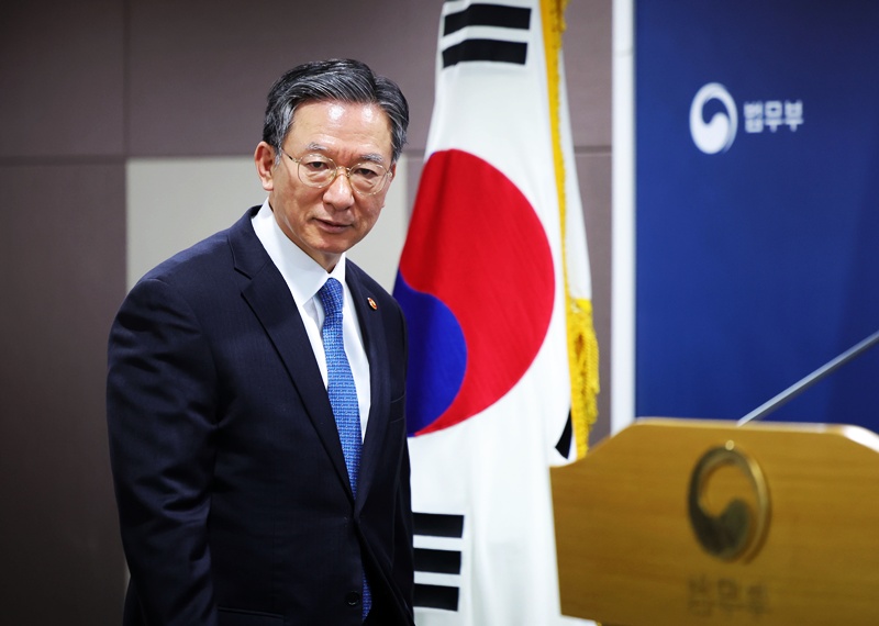 정성호 법무부 장관이 11일 정부과천청사 퇴근길 도어스테핑에서 ‘공소취소 거래설’ 의혹과 관련한 질문에 답하고 있다. 정 장관은 “당황스럽고 어이가 없는 이야기”라며 공소취소와 보완수사권 논의를 연결하는 주장을 전면 부인했다. / 뉴시스