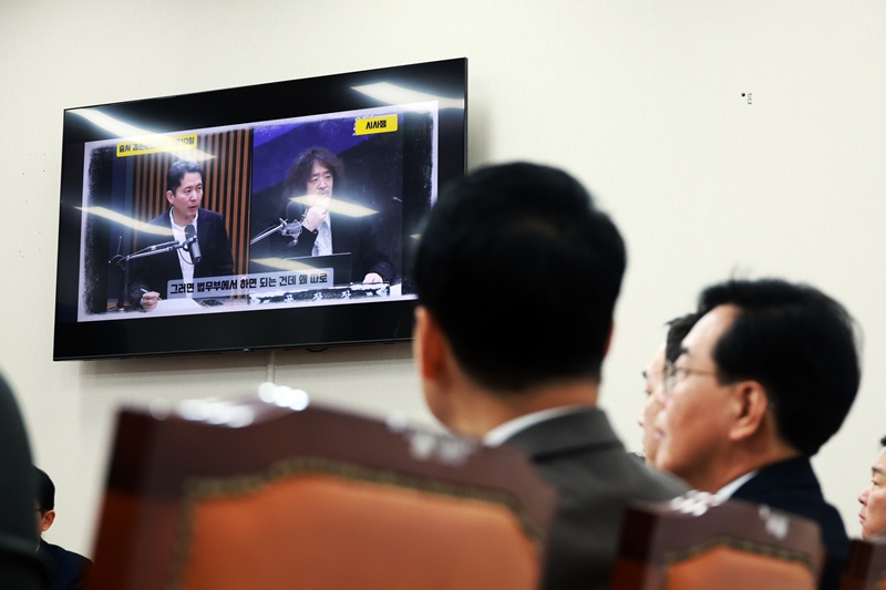 12일 서울 여의도 국회에서 열린 국민의힘 최고위원회의에서 김민수 최고위원이 자신의 발언 순서가 되자 김어준 씨의 유튜브 방송 '겸손은 힘들다'를 시청하자고 발언했고, 이에 국민의힘 지도부는 함께 시청했다. / 뉴시스