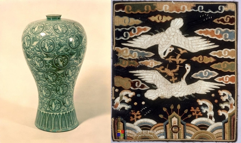 두루미는 우리 문화와 연관이 굉장히 깊은 새다. 사진 왼쪽은 국보 제68호로 등록된 ‘청자 상감운학문 매병(靑磁 象嵌雲鶴文 梅甁)’으로 수많은 두루미 문양이 인상적이다. 사진 오른쪽은 쌍학흉배로 조선시대 왕족과 백관이 입는 상복에 사용된 장식이다. / 사진=국가유산청, 한국민족문화대백과사전