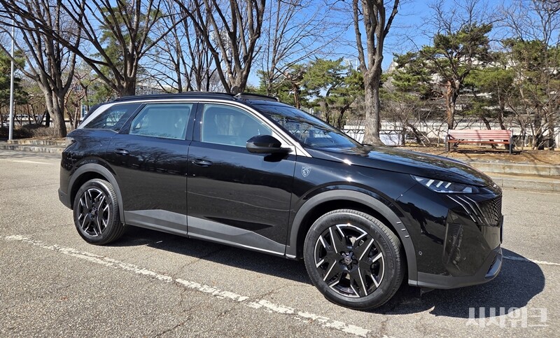 신형 푸조 5008 모델은 이전 모델 대비 차체 사이즈가 더 커졌다. / 사진=제갈민 기자