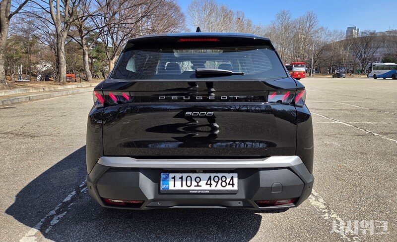 신형 푸조 5008 뒷모습은 한층 깔끔해졌다. / 사진=제갈민 기자