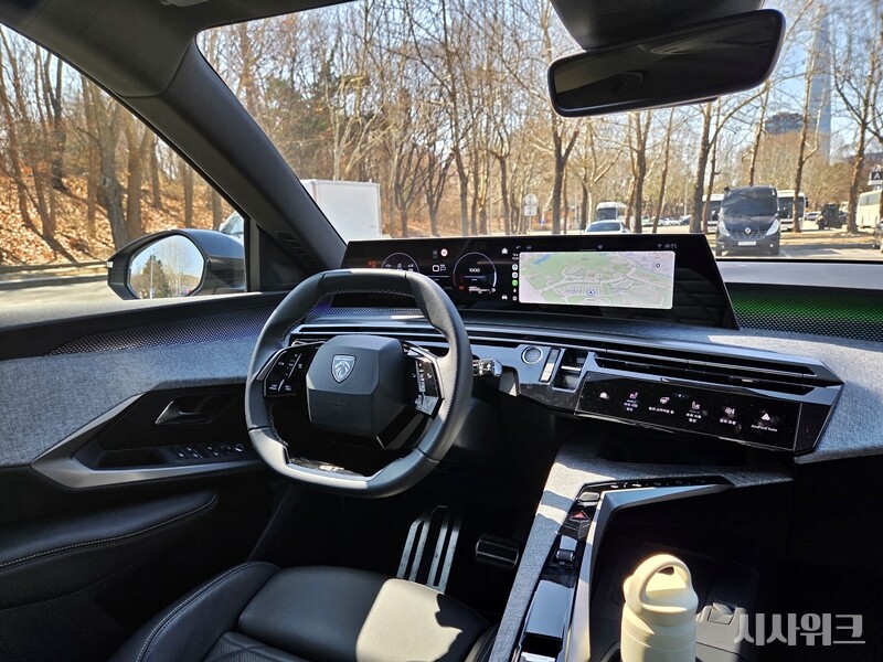 신형 푸조 5008 실내 인테리어는 미래지향적으로 바뀌었다. / 사진=제갈민 기자