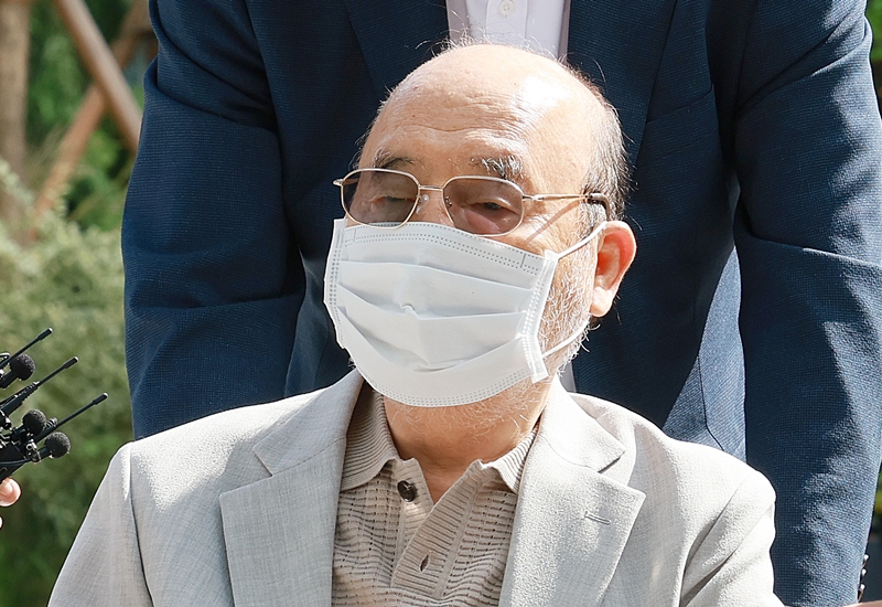 윤석열 전 대통령의 부인인 김건희 씨에게 금품을 건넨 혐의로 불구속 기소된 이봉관 서희건설 회장이 올해 정기주주총회를 통해 사내이사로 재선임될 전망이다. / 뉴시스