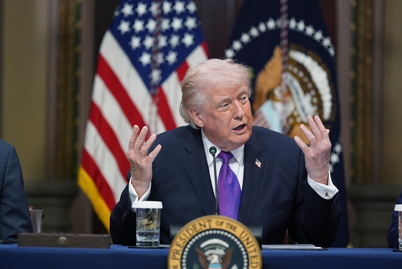 도널드 트럼프 미국 대통령이 4일(현지시간) 백악관 단지 내 아이젠하워 행정동에서 열린 에너지 관련 좌담회에 참석해 ‘전기요금 납부자 보호 서약'에 관해 발언하고 있다. /워싱턴=AP/뉴시스