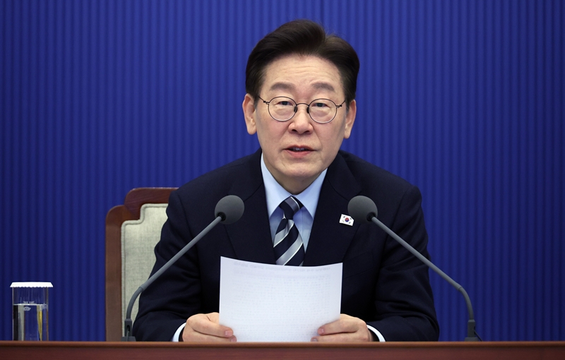 이재명 대통령이 12일 청와대에서 열린 수석보좌관회의에서 발언하고 있다. / 뉴시스