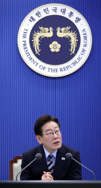 한국갤럽이 13일 공개한 이재명 대통령의 직무수행 평가 결과에 따르면, 긍정평가가 66%였고 부정평가는 24%를 기록했다. /뉴시스 사진 편집