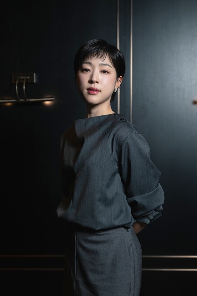 배우 최성은이 영화 ‘매드 댄스 오피스’로 연기 스펙트럼을 또 한 번 넓혔다. / 엔케이컨텐츠