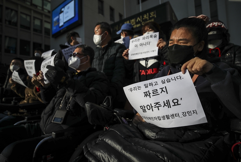 장애인 고용의무제도 미이행에 따른 부담금을 피하기 위해 장애인을 계약직 형태로 채용하는 관행이 이어지고 있다. 사진은 지난 2021년 서울장애인차별철폐연대 관계자들이 서울 중구 서울시의회 앞에서 지속 가능한 일자리 보장촉구 결의대회에서 피켓을 들고 있는 모습이다. / 뉴시스