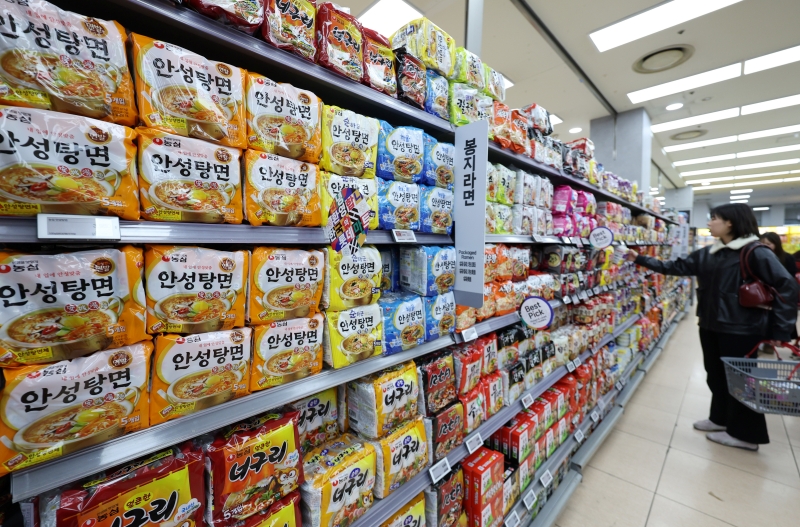 농심·오뚜기·삼양식품·팔도 4개사는 오는 4월부터 일부 제품 가격을 인하한다. / 뉴시스