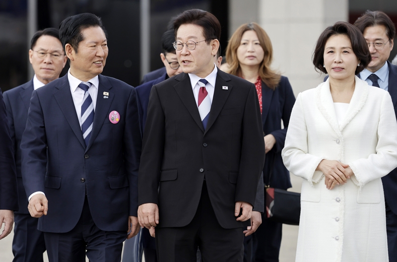 싱가포르와 필리핀을 국빈 방문하는 이재명 대통령이 지난 1일 경기 성남 서울공항에서 정청래 더불어민주당 대표와 대화하며 공군1호기로 향하고 있다. / 뉴시스