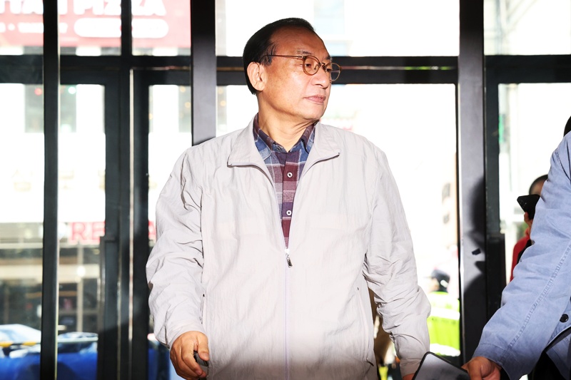 이정현 국민의힘 공천관리위원장이 15일 오후 서울 영등포구 국민의힘 당사에서 열린 비공개 공관위 회의에 참석하기 위해 이동하고 있다. 이 위원장은 지난 13일 위원장직에서 물러났다가 이날 복귀했다.(공동취재) / 뉴시스