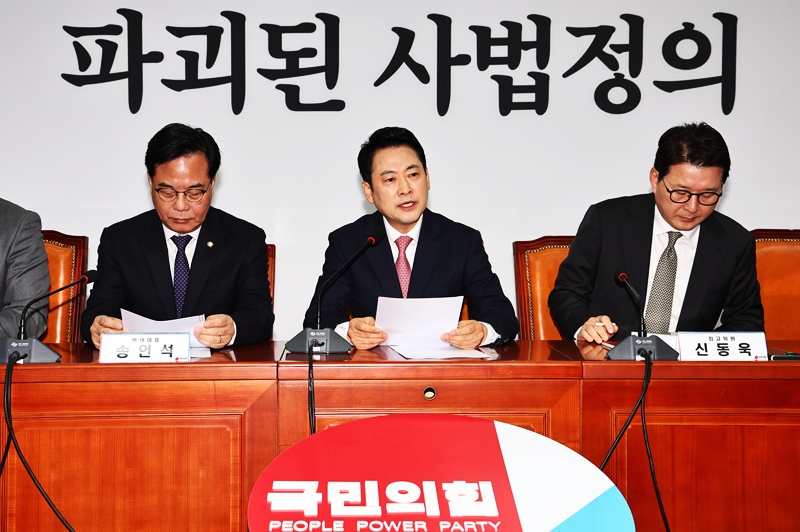 장동혁 국민의힘 대표가 16일 오전 서울 여의도 국회에서 열린 최고위원회의에서 발언하고 있다. 장 대표는 재판소원 제도 도입으로 범죄자들의 헌법소원 남용과 사법 체계 혼란이 우려된다고 주장했다. / 뉴시스