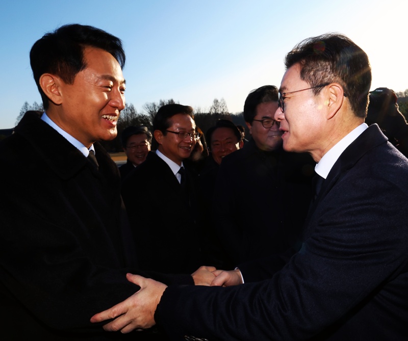 사진은 오세훈 서울시장(왼쪽)과 정원오 성동구청장이 2026년 새해 첫날인 1일 서울 동작구 국립서울현충원을 참배 전 인사를 나누고 있는 모습이다. / 뉴시스