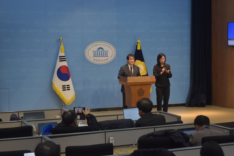 배준영 국민의힘 의원이 일각에서 제기된 ‘정부의 3개 공항운영사 통합 추진’ 주장에 대해 “우리나라 항공산업 미래를 위협하는 일”이라며 정부를 향해 전면 백지회를 촉구했다. 사진은 배 의원이 16일 관련 기자회견을 진행하는 모습. / 배준영 의원실