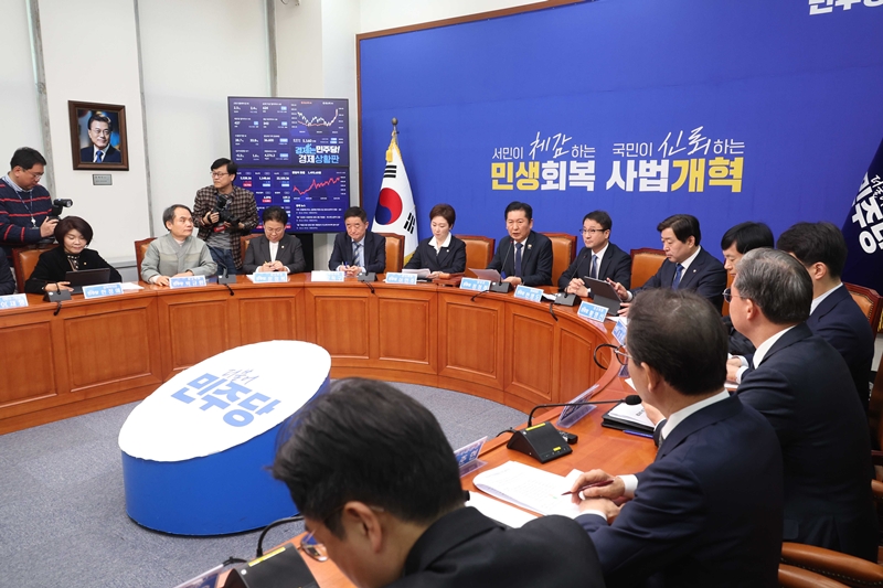 더불어민주당이 이재명 대통령 관련 사건 등 이른바 ‘윤석열 정권 조작기소 의혹’에 대한 국회 국정조사 추진에 속도를 내고 있다. 사진은 정청래 대표가 16일 국회에서 열린 최고위원회의에서 발언을 하고 있는 모습. / 뉴시스