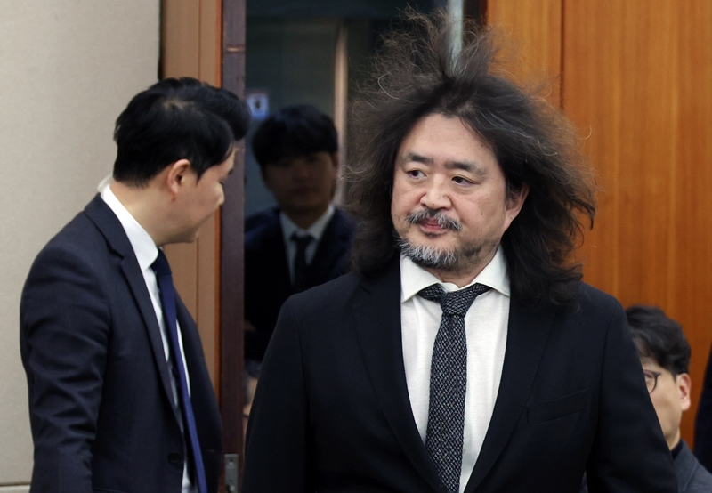 김어준 씨 유튜브 방송에서 ‘공소취소 거래설’이 제기된 후 더불어민주당에선 김씨와 거리를 두는 모습이 나오고 있다. 사진은 김씨가 2024년 12월 13일 국회에서 열린 과학기술정보방송통신위원회 전체회의에 참고인으로 출석하는 모습. / 뉴시스