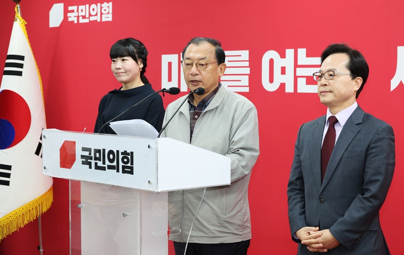 이정현 국민의힘 공천관리위원장이 16일 오전 서울 여의도 국민의힘 중앙당사에서 기자회견을 열고 김영환 충북도지사를 지방선거 공천 컷오프한다고 밝히고 있다. / 뉴시스